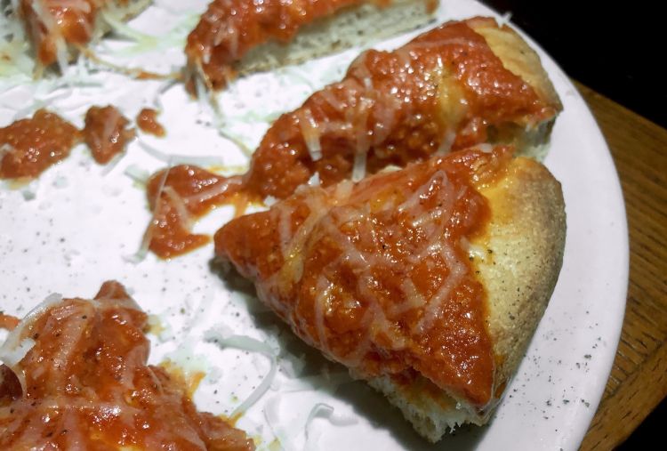 La Pizza Amatriciana, golosissima: con pecorino, guanciale, pomodoro e pepe. da mangiarne ancora e ancora