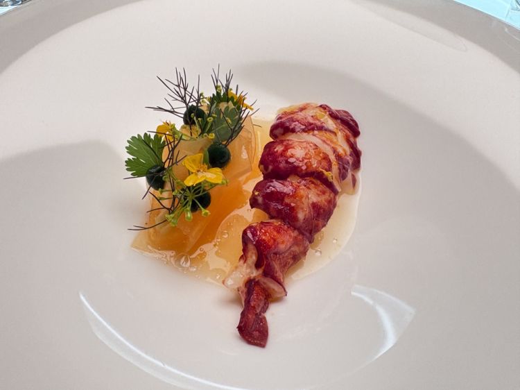 Astice con melone, finocchio bronzo, dragoncello, coriandolo e curry verde