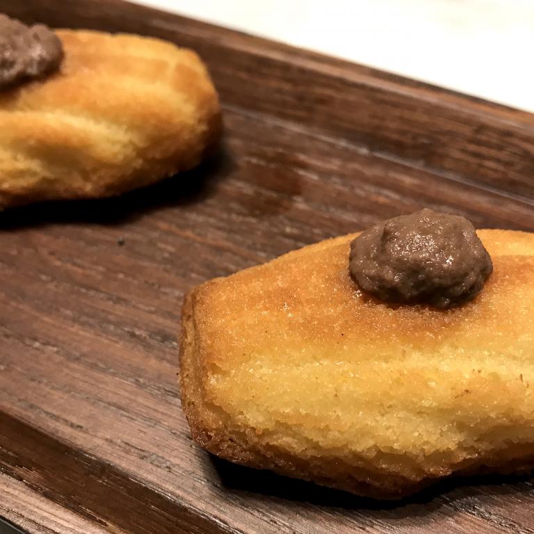 Madeleine di parmigiano reggiano con paté di olive
