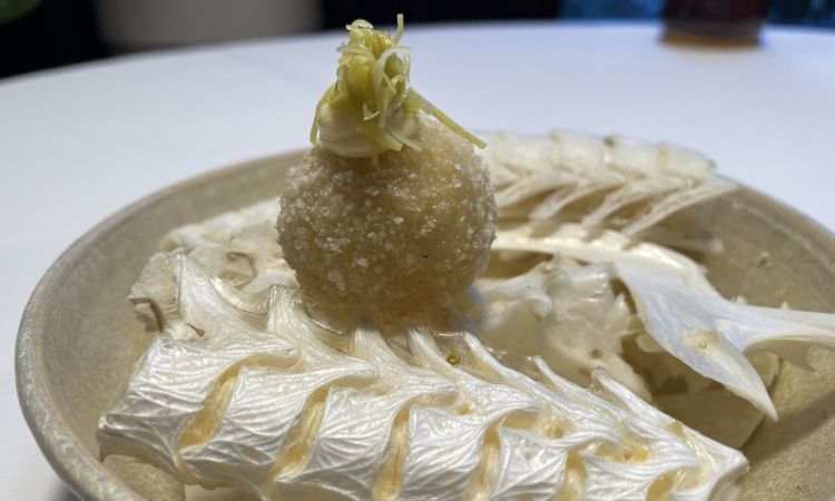 Croqueta di nasello e collagene: per ottenere questa crocchetta viene usato esclusivamente il collagene del pesce, ottenendo un risultato di grande leggerezza