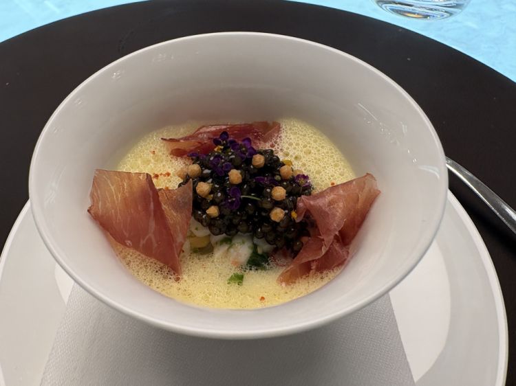 Caviale con granchio reale, foie gras, mais e Pata Negra