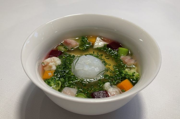 Chawanmushi, consommè iberico e tartare di seppia: difficile immaginare un incontro più riuscito ed elegante tra Giappone e Spagna
