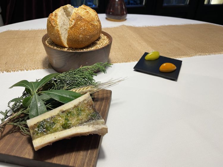 Pane di lievito madre, midollo alla griglia, burro di pomodoro e burro di olio di oliva: improvvisamente si gioca. A stupire il palato ci pensano i due particolarissimi "burri", che portano freschezza e complessità a ogni boccone