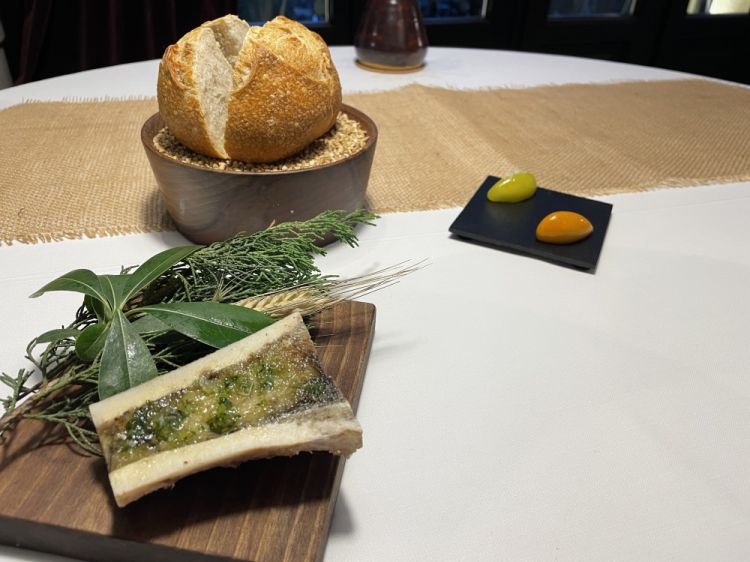 Pane di lievito madre, midollo alla griglia, burro di pomodoro e burro di olio di oliva: improvvisamente si gioca. A stupire il palato ci pensano i due particolarissimi "burri", che portano freschezza e complessità a ogni boccone
