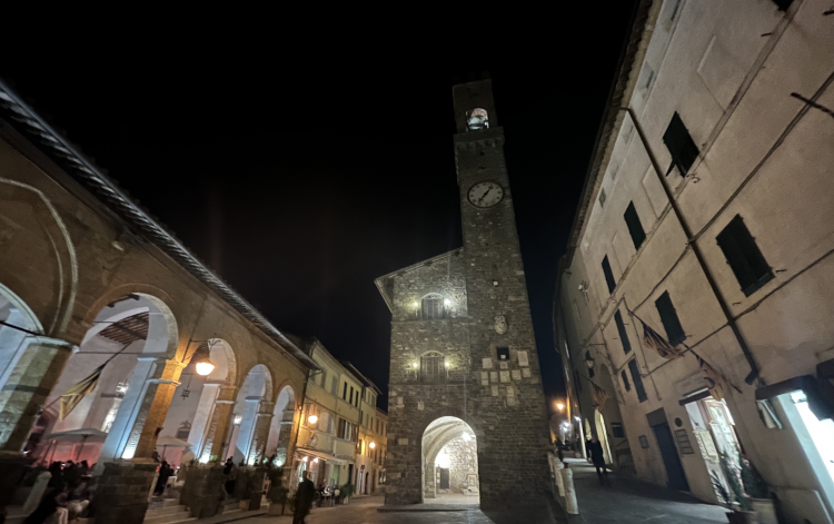 Un'immagine serale di Montalcino
