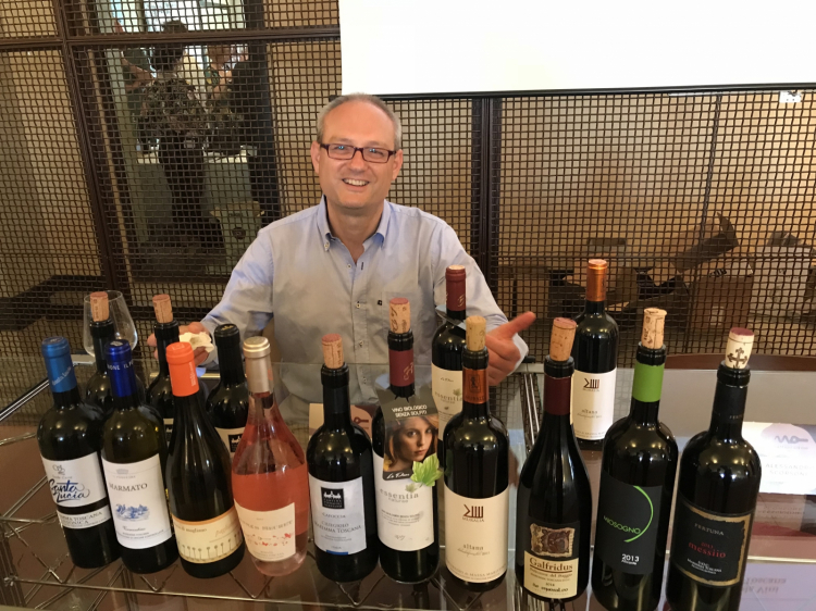 Il direttore Luca Pollini con i vini della masterclass
