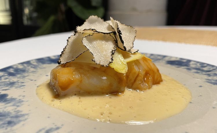 Coda di rospo dry aged, beurre blanc al suquet, asparagi bianchi e tartufo estivo: un piatto in cui sia Airaudo che de Bedoya raccontano la propria conoscenza della cucina francese