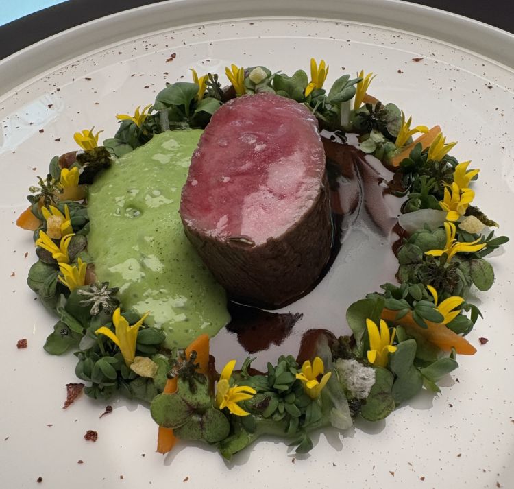 Cervo con avocado, erbe dell’orto, alghe e jalapeño