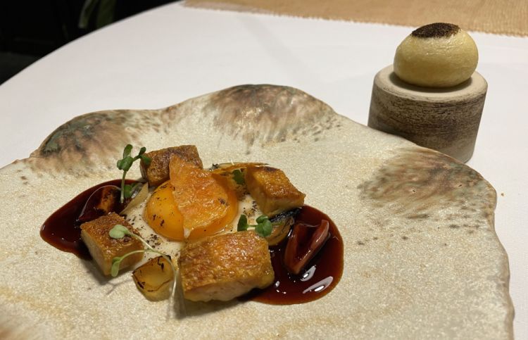Ali di pollo, tuorlo d'uovo, bun al vapore ripieno di frattaglie di pollo, fondo di pollo