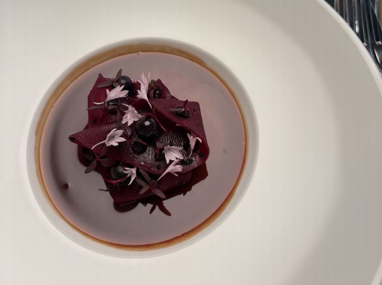 Manzo con barbabietola, cumino nero e ribes nero