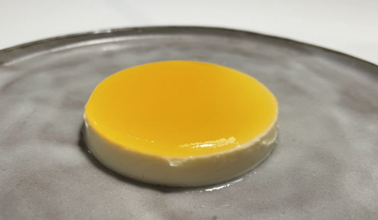 Mel i Matò: un'interpretazione di un classico dolce catalano, a base di miele e formaggio. Da Aleia il flan di formaggio viene glassato con un finto miele ottenuto con la patata dolce
