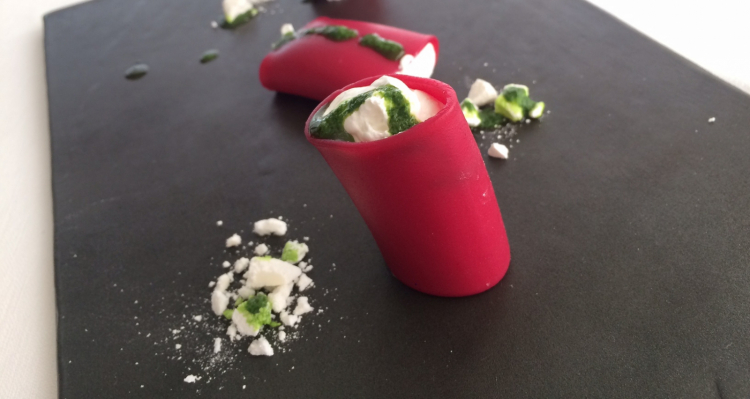 Pacchero rosso con mousse di meringa e olio al bas