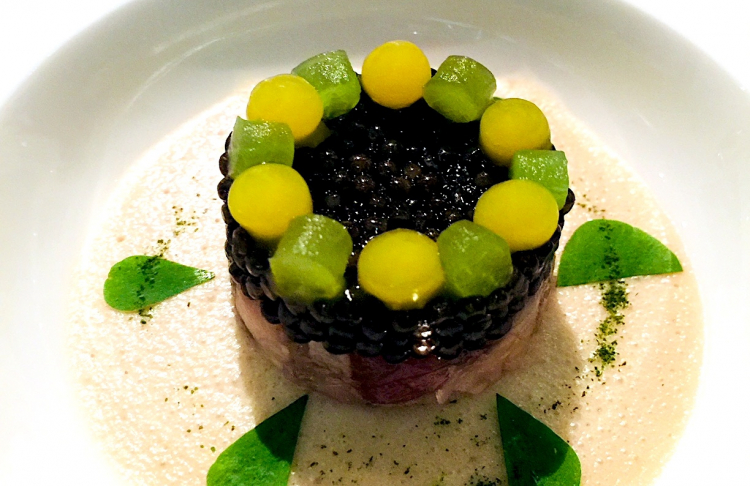 Caviale imperiale con cetriolo marinato in aceto di riso, gelatina di yuzu, tartare di sgombro marinato, wasabi