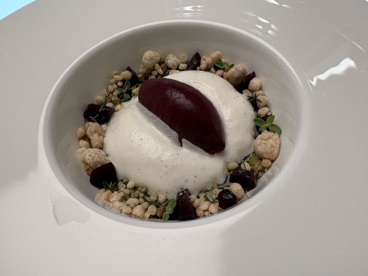 Cioccolato bianco con ciliegie, olive verdi ed erbe di Provenza