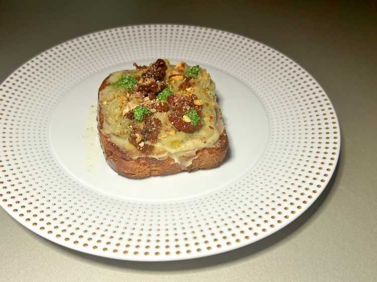 Pan brioche alla ricotta dura stagionata, caviale di melanzane, pomodoro di Corbara semidry, mandorle tostate con pane croccante aromatizzato e pesto di basilico