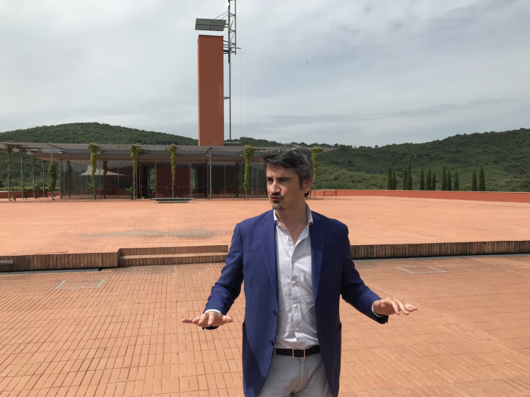 Il direttore marketing e comunicazione Pericle Paciello sulla terrazza di Rocca di Frassinello
