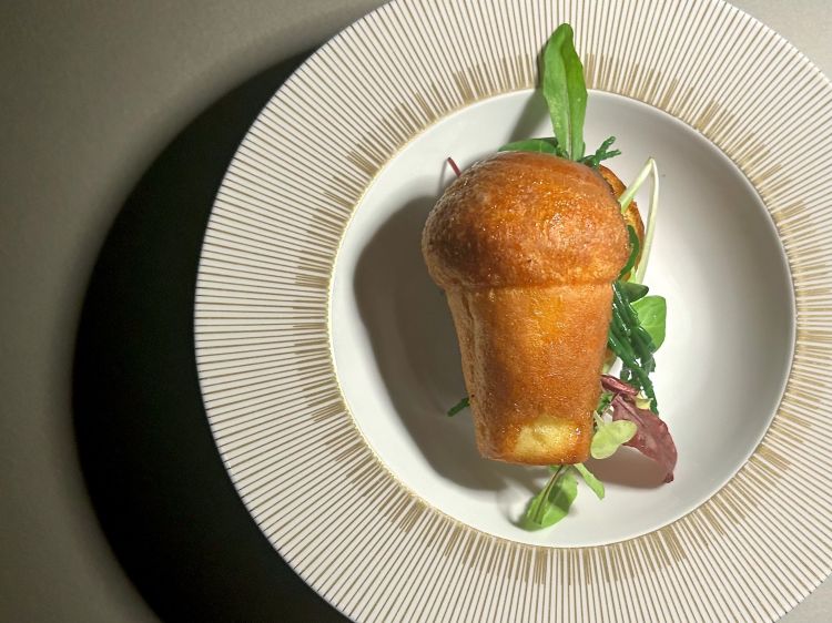 Babà rustico con mousse alla vaniglia di Tahiti e Fuscella di Napoli Latteria Sorrentina, maionese al mango, tartare di salmone, gelée al mango, misticanza di erbe e acqua esotica al passion fruit