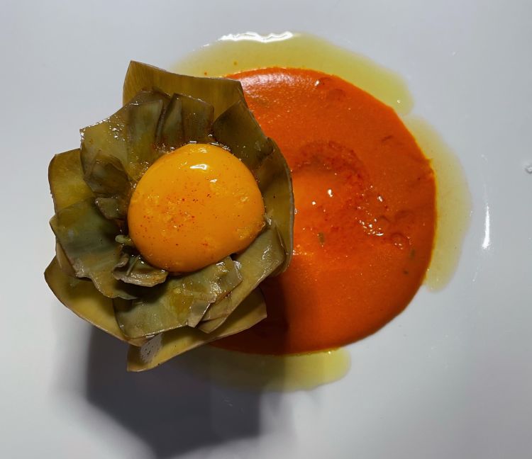 Carciofo aperto con rosso d’uovo marinato allo Zafferano 3 Cuochi