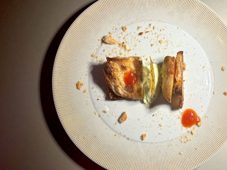 Pizza in teglia con doppia consistenza, fiordilatte di Napoli Latteria Sorrentina, composta di pomodoro del Piennolo, tarallo ‘nzogn e pepe, chips di origano e quenelle di gelato al basilico e fuscella di Napoli. Abbinamento col finale dolce: Sorè Rosato Lazio IGP - Cotarella