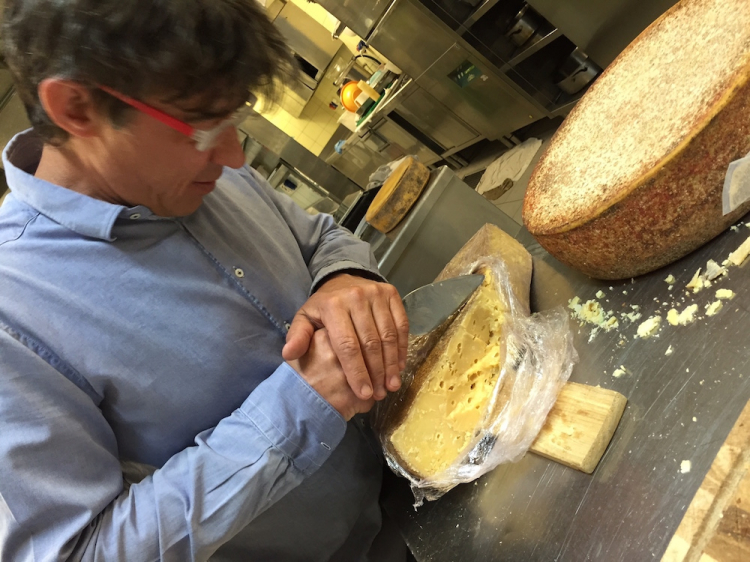 Al fianco di Ana c'è il marito Valter Kramar, sommelier e cultore dei Tolmin, grandi formaggi stagionati di Slovenia