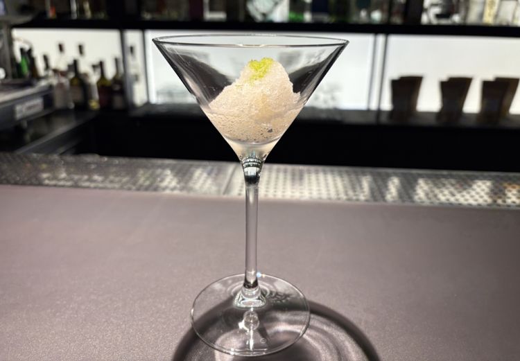 Granita di vodka e lemongrass piacevolmente piccante: &laquo;Un cocktail con una vodka vietnamita fatta con riso tostato, habanero, lemongrass e zenzero, sapori che in Vietnam ritornano di continuo. C'&egrave; un leggero piccante che sale e poi scompare, preparandoti al piatto successivo&raquo;

