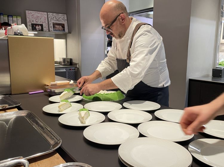 Angelo Pumilia impegnato a impiattare la Cassata