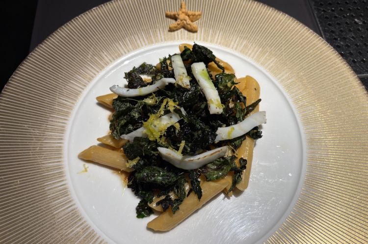 Penne rigate Gentile, burro ai ricci di mare, capesante essiccate, erbe spontanee ai carboni e seppia: &laquo;Un primo storico della Madonnina: le penne con il burro ai ricci, le capesante essiccate e le erbe alla griglia. Un piatto&nbsp;che si mangia anche con le pinze, il cliente lo scopre al momento in cui gli viene servito&raquo;
