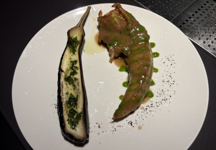 Rana pescatrice, salsa di funghi fermentati, melanzana e polvere di ginepro: &laquo;Come secondo ho scelto un pesce con l'osso, che serviamo al Clandestino: la coda di rospo. La taglio a met&agrave;, cos&igrave; ognuno ha un pezzetto da sgranocchiare, e c'&egrave; anche chi trova la spina, che per&ograve; &egrave; cartilaginosa,&nbsp;quindi non &egrave; per nulla pericolosa. La cuociamo in padella, con una salsa di porcini fermentati e una melanzana che ho sempre mangiato in Vietnam: tenerissima, buonissima, piccante e acida&raquo;

