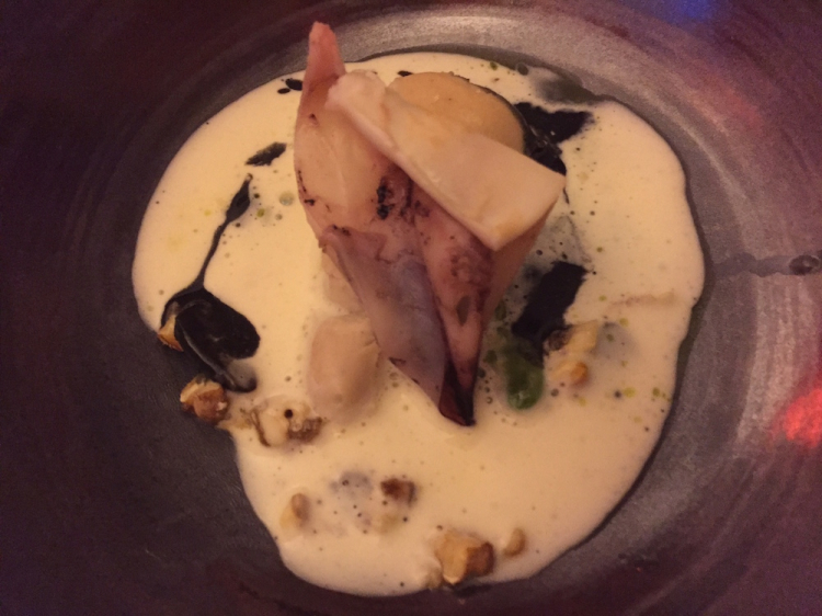 Calamaro con animelle di agnello, aglio nero, noci caramellate e spuma al formaggio di fossa
