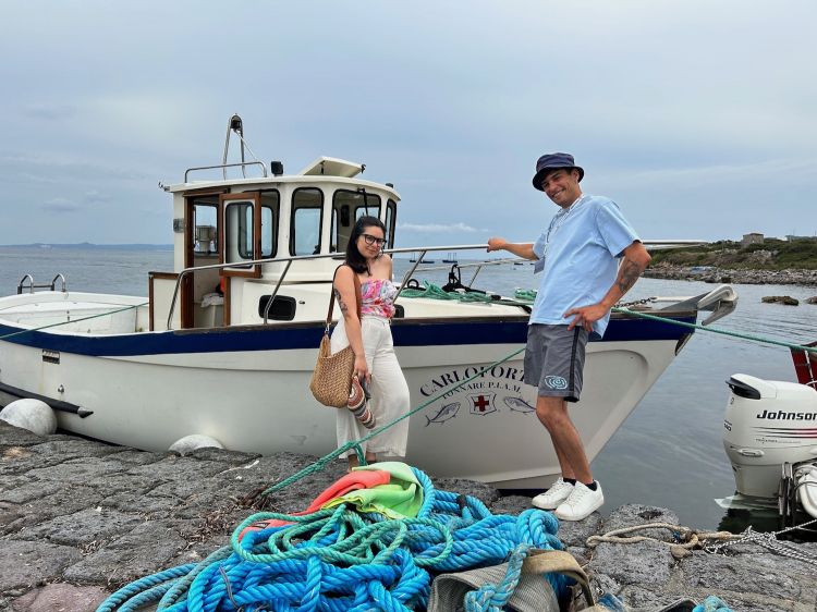 Simona Baila e Federico Durzu in tenuta da mare davanti a una barca di Carloforte Tonnare
