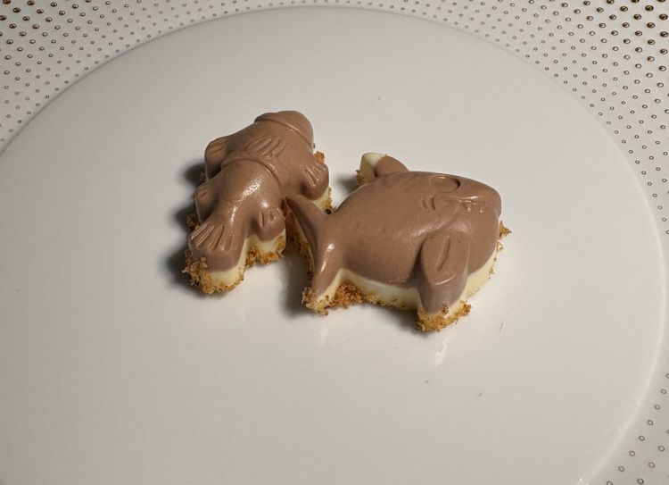 Pesciolino: cioccolato, arancia candita e spina di ricciola maturata: &laquo;&Egrave; la novit&agrave; che arriva dal menu delle spine di quest'anno: un cioccolatino con due ganache, al cioccolato bianco e al cioccolato al latte, con arancia candita e alla base spine di ricciola essiccate, cotte nella pentola Ocoo e poi polverizzate. Ne nasce un incontro tra l'ossidazione marina e la buccia d'arancia&raquo;
