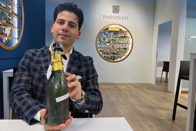 Francesco Leo con il vino Mormora