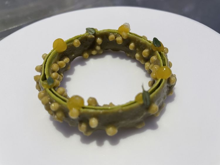 Pistachio ring, with thyme and puffed rice 
