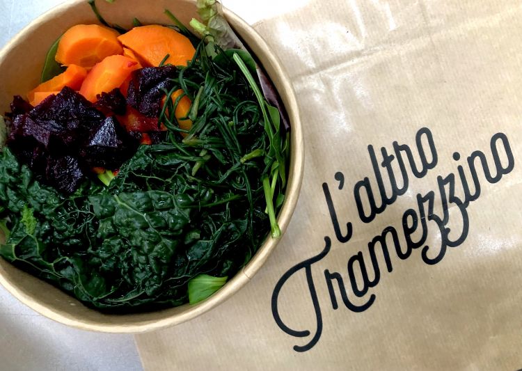 La Bowl del contadino con verdure stagionali: cavolo nero, carote, agretti, spinaci e misticanza. Una versione genuina e nostrana delle solite "ciotole"