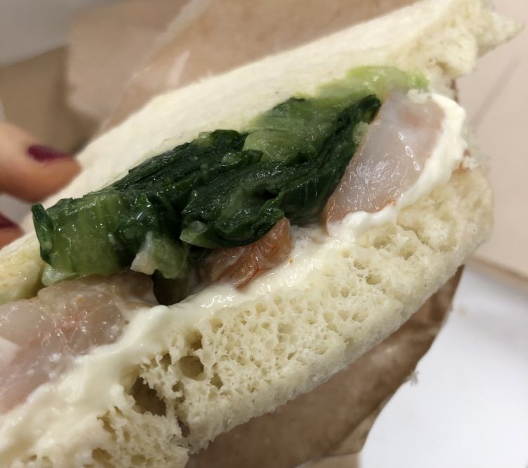 Tra gli special di marzo, il tramezzino Paciock: gamberi in salsa di soia, pak choi al peperoncino, maionese. La soia non copre la grassezza del gambero, resta succoso e iodato; il pak choi esprime una nota vegetale gustosa e incosueta; aggiunge croccantezza al morso e un tocco piccante leggero. Unico consiglio: Il pak choi lo avremmo preferito leggermente più asciutto dal momento che i suoi succhi si lasciano assorbire facilmente dal pane, specie se lo si seleziona - come ne nostro caso - da asporto