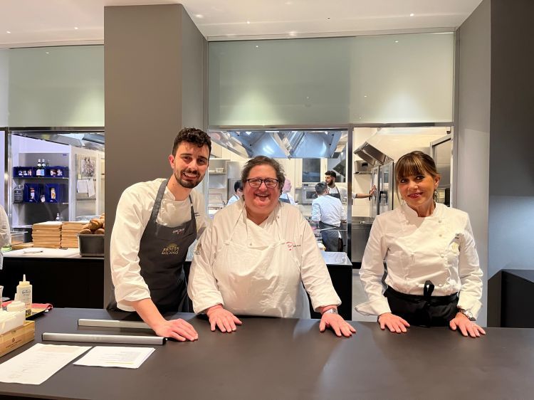 Il resident chef di Identità Golose Milano Edoardo Traverso con le chef Valeria Piccini e Silvia Baracchi. Foto Annalisa Cavaleri
