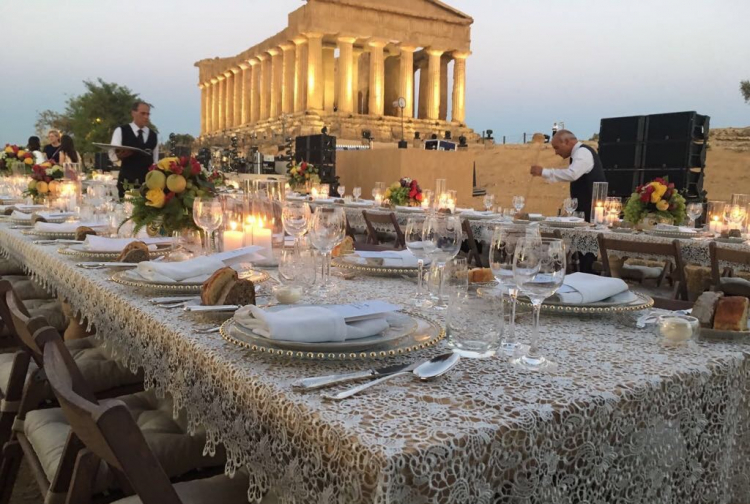 La scenografica mise-en-place all'ombra del Tempio degli Dei. 25 cuochi, 60 camerieri, 350 commensali, 70 minuti di cena