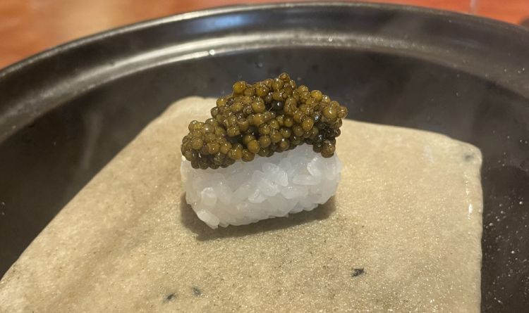 Nigiri di caviale al vapore di sake