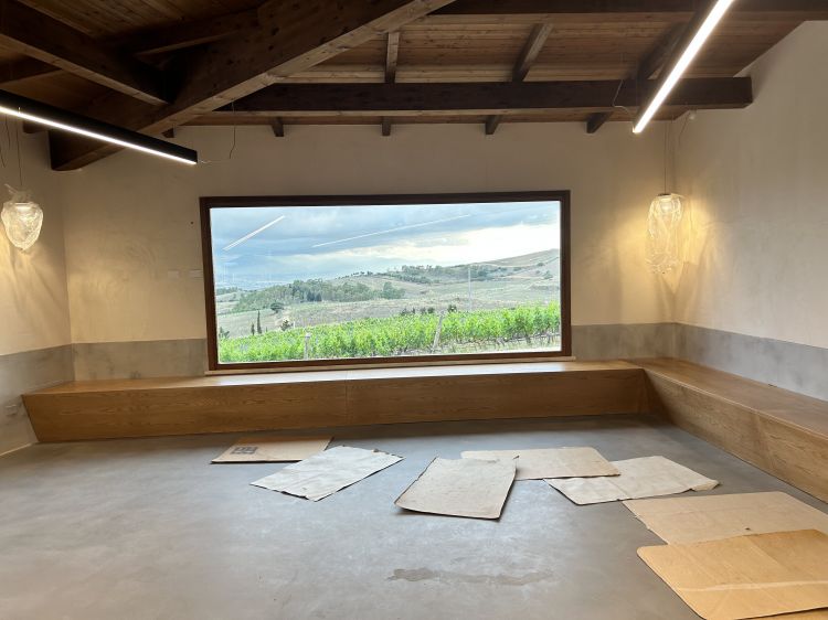 La sala del ristorante, ancora in allestimento, con vista sulla natura
