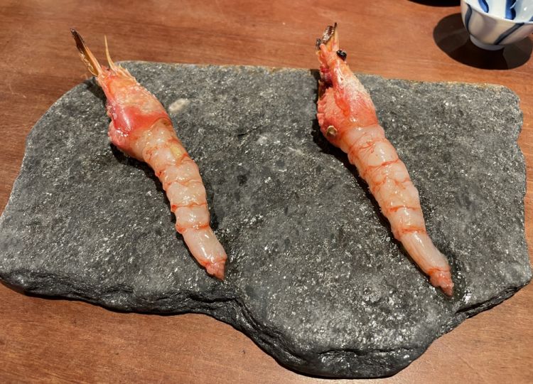 Gambero crudo - caldo con olio di te nero