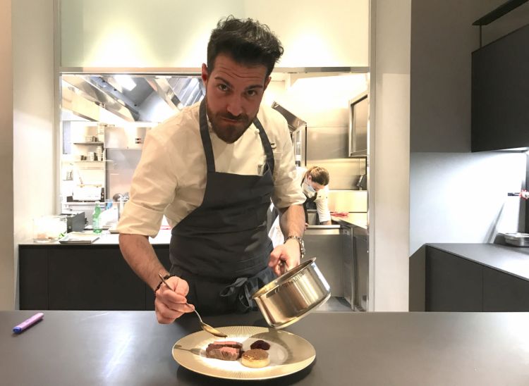 Lo chef Andrea Monesi al lavoro nella cucina di Identità Golose Milano
