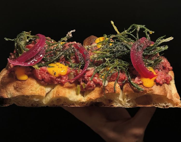 La pizza romana, sottile, sottile e super croccant