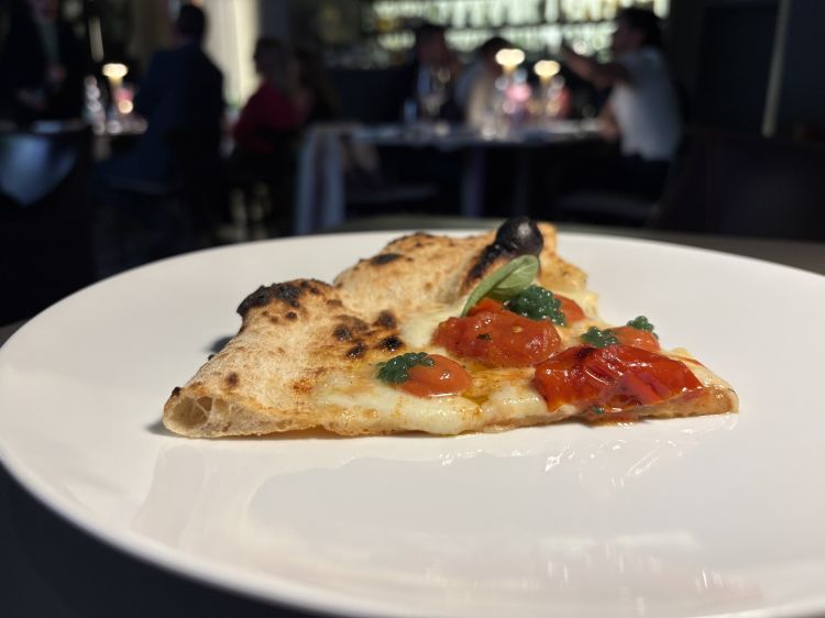 Margherita bruciata&nbsp;-&nbsp;Pizza a base di Origine con fiordilatte, datterini gialli e rossi affumicati con zucchero di canna, timo, rosmarino e basilico, paprika dolce, salsa di pomodoro affumicata, caviale di basilico e olio extravergine d&rsquo;oliva &ndash; Roberta Esposito
