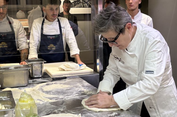 Viviana Varese stende la sua pizza nella cucina dell'hub
