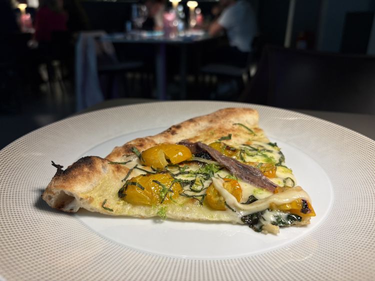 Limonella&nbsp;- Pizza con pomodoro giallo ciliegino campano, provola affumicata, mozzarella, acciughe, menta, limone fermentato e buccia di lime &ndash; Viviana Varese
