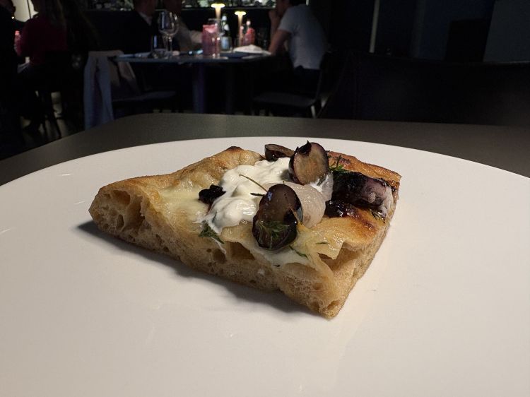 A quattro mani&nbsp;-&nbsp;Pizza in teglia a base di Altograno&reg; con mirtilli, gorgonzola ai mirtilli e lardo &ndash; Roberta Esposito e Viviana Varese
