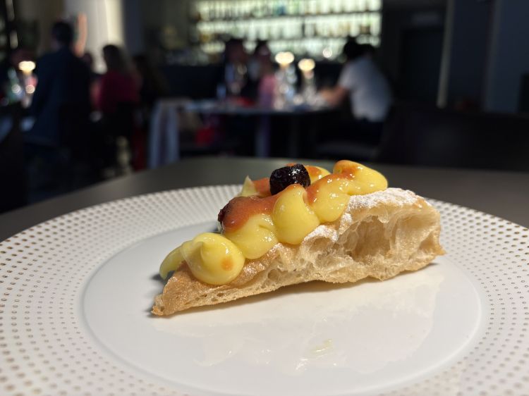 Polacca aversana&nbsp;- Spicchio di pizza ispirato al dolce tipico aversano, con crema pasticciera e amarene sciroppate &ndash; Roberta Esposito
