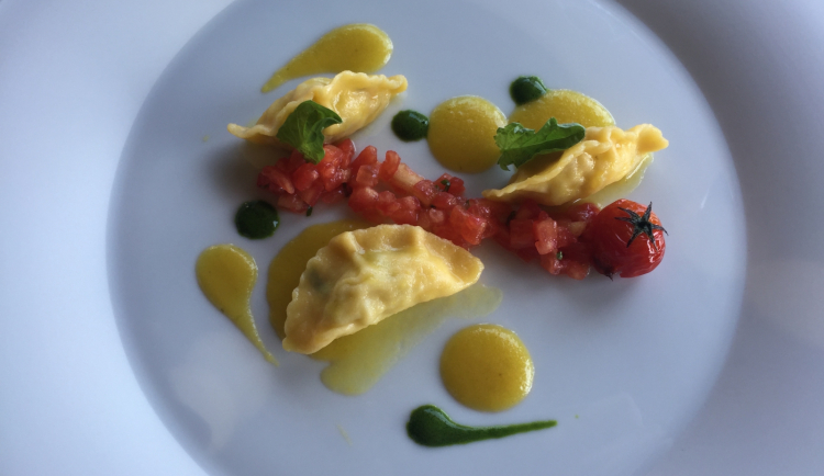 Ravioli di spigola ai 3 pomodori: verdi, ciliegini Corbara e crema di pomodorino giallo
