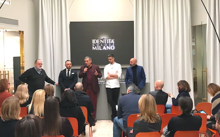 Il cambio chef celebrato a Identità Golose Milano. Da sinistra Paolo Marchi, Alessandro Rinaldi, Claudio Ceroni, Simone Maurelli e Andrea Ribaldone
