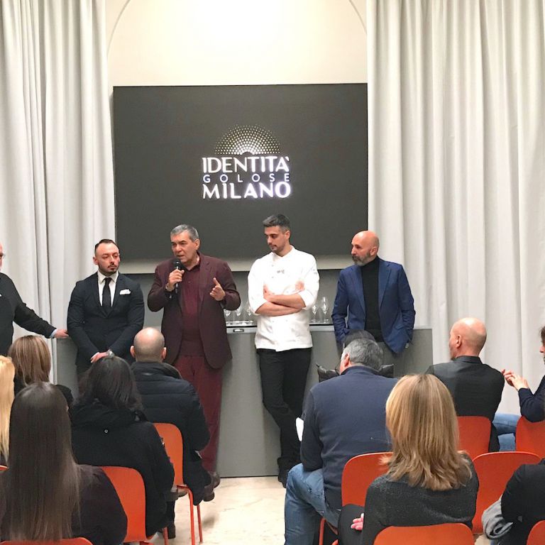 Il cambio chef celebrato a Identità Golose Milano. Da sinistra Paolo Marchi, Alessandro Rinaldi, Claudio Ceroni, Simone Maurelli e Andrea Ribaldone
